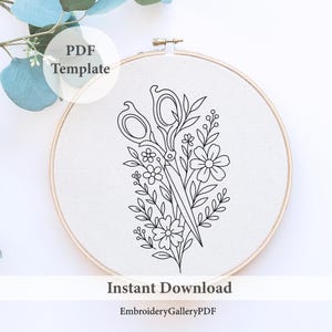 Pode incluir: Um design de bordado a preto e branco com tesouras e elementos florais dentro de um bastidor. Os textos "PDF Template" e "Instant Download" são visíveis. O design é de EmbroideryGalleryPDF.