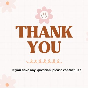 Peut inclure: Un fond blanc avec un motif de grille marron. Le texte "THANK YOU" est en lettres brunes avec une ligne ondul&eacute;e en dessous. Il y a une fleur rose avec un visage souriant au centre. Le texte "If you have any question, please contact us!" est en bas de l'image.