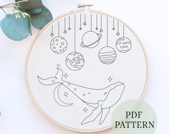 天空のクジラの手刺繍パターン、星と花のあるシロナガスクジラ、花の