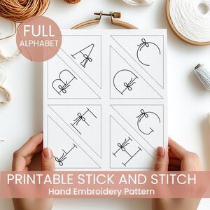 Könnte beinhalten: Druckbarer Stick- und Stickmuster für das gesamte Alphabet. Jeder Buchstabe hat eine Dreiecksform mit einer Schleife oben.