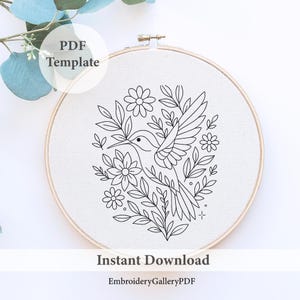 Puede incluir: Un patrón de bordado en blanco y negro de un colibrí rodeado de flores y hojas, en un bastidor de bordado de madera. Los textos "PDF Template" e "Instant Download" son visibles.