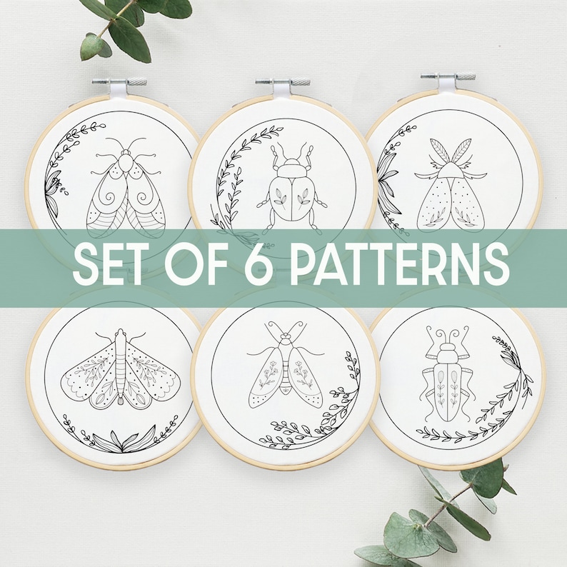 Peut inclure: Ensemble de six motifs de broderie repr&eacute;sentant diff&eacute;rents insectes, dont des papillons de nuit, des scarab&eacute;es et une libellule. Chaque motif est encadr&eacute; dans un cercle avec un motif floral.