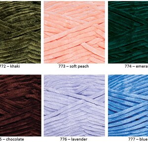 K&ouml;nnte beinhalten: Sechs Kn&auml;uel Garn in verschiedenen Farben: Khaki, zarter Pfirsich, Smaragd, Schokolade, Lavendel und Blau. Das Garn ist eine flauschige, strukturierte Art.