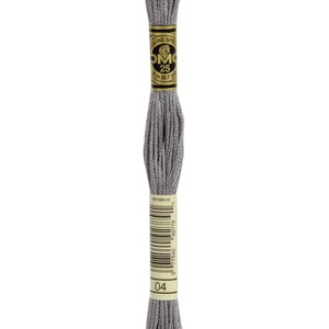 Peut inclure: Une pelote de fil à broder DMC de couleur 04, un gris clair. Le fil est enroulé autour d'une bobine en carton avec une étiquette dorée sur laquelle est inscrit "DMC" et "25m (83,7 yds)".