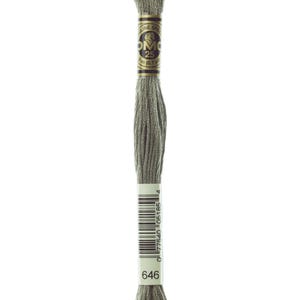 Könnte beinhalten: Ein einzelnes Knäuel DMC Stickgarn in einem gedämpften Graugrün. Das Etikett weist die Größe 25 aus, mit 8 Metern Faden. Der Farbcode ist 646, und ein Barcode ist auf dem Etikett zu sehen.