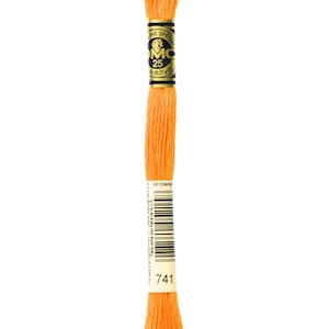 Peut inclure: Une bobine de fil à broder DMC de couleur orange vif. La bobine est étiquetée avec le nom de la marque DMC et le numéro 741.