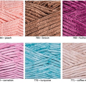 K&ouml;nnte beinhalten: Sechs Kn&auml;uel Garn in verschiedenen Farben: Pfirsich, Braun, Fuchsia, Nelke, T&uuml;rkis und Cappuccino. Das Garn ist eine flauschige, strukturierte Art.