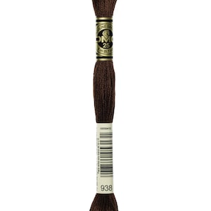 Könnte beinhalten: Ein braunes DMC Stickgarn mit einem goldenen Etikett, auf dem "DMC Mouliné Special 25 8 m (8,7 yds)" und ein Barcode stehen. Das Etikett trägt auch die Nummer "938".