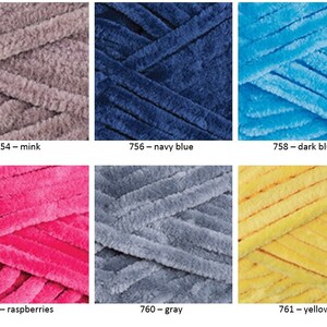 K&ouml;nnte beinhalten: Sechs Garnkn&auml;uel in verschiedenen Farben: Mink, Marineblau, Dunkelblau, Himbeeren, Grau und Gelb. Jedes Kn&auml;uel besteht aus einem weichen, flauschigen Material.