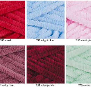 K&ouml;nnte beinhalten: Sechs Kn&auml;uel Garn in verschiedenen Farben: Rot, Hellblau, Rosa, Trockenrose, Burgunderrot und Mint. Jedes Kn&auml;uel besteht aus einem flauschigen, strukturierten Garn.