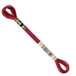 Op de afbeelding: Een spoel rode borduurgaren met een gouden label met de tekst "DMC Cotton Embroidery Floss" en "321".