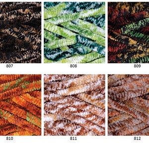 K&ouml;nnte beinhalten: Sechs Kn&auml;uel Garn in verschiedenen Farbkombinationen. Das Garn hat eine flauschige, chenilleartige Textur. Die Farben umfassen Schwarz, Braun, Gr&uuml;n, Orange und Wei&szlig;.
