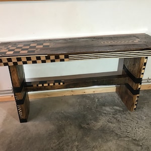 Tavolo consolle dal design unico, tavolo in rovere massello, realizzato nel suo studio del Somerset da Tim Ovel con intarsi e intarsi tagliati a mano