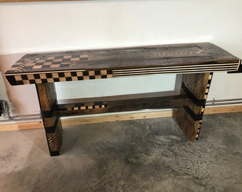 Consola de diseño único, mesa de roble macizo, fabricada en su estudio de Somerset por Tim Ovel con incrustaciones y marquetería cortadas a mano.