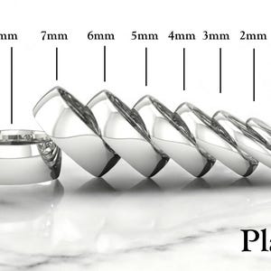 Op de afbeelding: Een set van acht platina trouwringen in verschillende breedtes, variërend van 2 mm tot 8 mm. De ringen zijn gerangschikt op grootte, met de kleinste ring rechts en de grootste ring links. De ringen zijn allemaal gepolijst en hebben een gladde, glanzende afwerking.