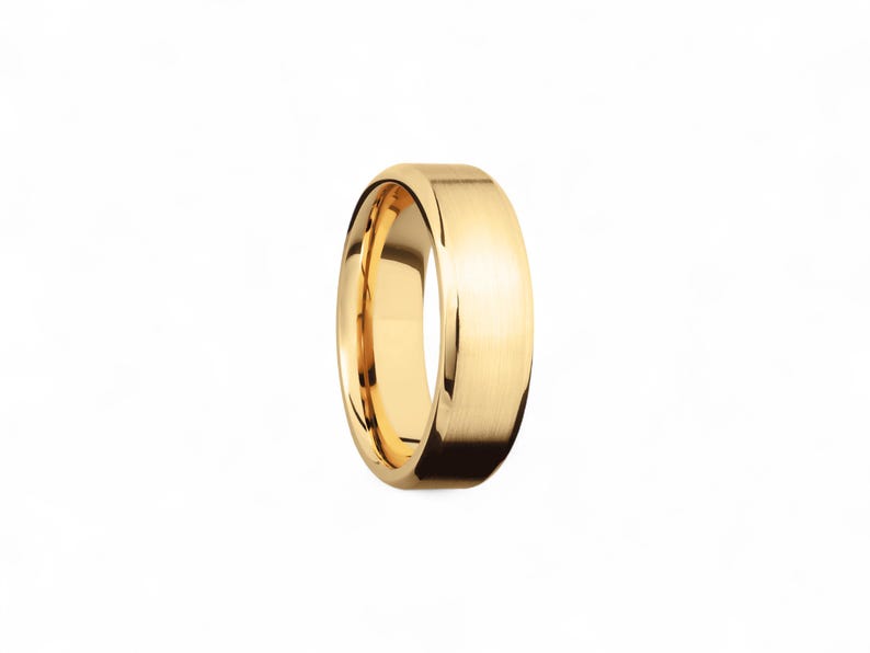 Op de afbeelding: Een gouden trouwring met een gepolijste afwerking. De ring heeft een afgerond, gewelfd profiel en een glad, reflecterend oppervlak. De band is een klassiek ontwerp, geschikt voor dagelijks gebruik.