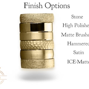 Op de afbeelding: Een stapel gouden ringen met verschillende afwerkingen: steen, hoogglans gepolijst, mat geborsteld, gehamerd, satijn en ICE-mat. De tekst "Finish Options" staat bovenaan. Het KVS Jewellery logo staat onderaan.