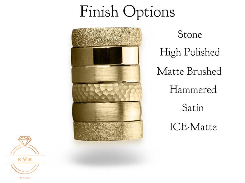 Op de afbeelding: Een stapel gouden ringen met verschillende afwerkingen: steen, hoogglans gepolijst, mat geborsteld, gehamerd, satijn en ICE-mat. De tekst "Finish Options" staat bovenaan. Het KVS Jewellery logo staat onderaan.