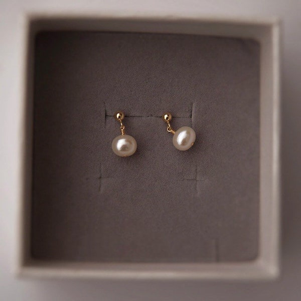 Boucles d’oreilles Dainty Pearl Drop - Boucles d’oreilles en perles minimalistes pour tous les jours - Boucles d’oreilles Akoya Lucky No. 8 Pearl - Mariées, demoiselles d’honneur, cadeau d’anniversaire