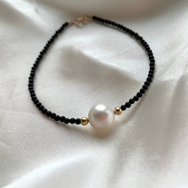 Large Pearl and Onyx Beads Contrast Bracelet, modern contrast colour black and white bracelet, single pearl bracelet