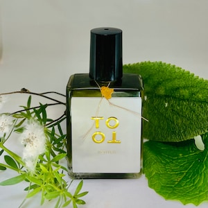 Vetiver: Earthy, soft, woody, grassy with subtle floral notes.