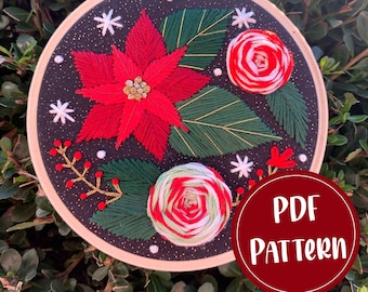 Peut inclure: Un cerceau de broderie noir avec un motif sur le thème de Noël. Le motif représente une étoile de Noël rouge, des feuilles vertes, des flocons de neige blancs et des cannes en sucre rouge et blanc. Le cerceau est entouré de feuillage vert. Le texte "PDF PATTERN" est imprimé en blanc sur un cercle rouge.