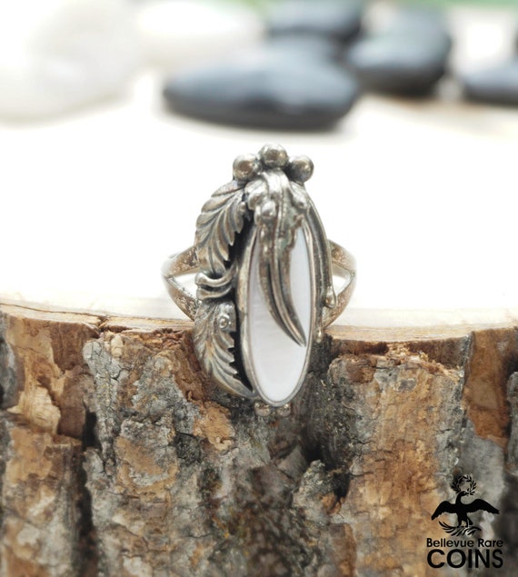 Elegant Vintage Native American Navajo Mother Of Pearl Sterling Silver Ring Elegant Vintage Native American Navajo Mother Of Pearl Sterling Silver Ring