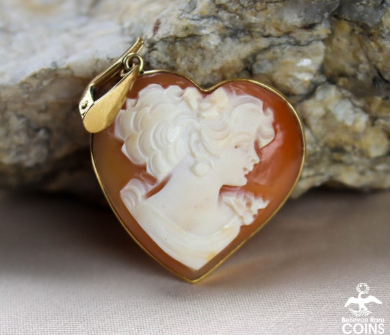 Italian MM Scognamiglio 14k Yellow Gold Heart shaped Lady Hand