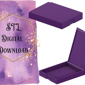 Puede incluir: Una caja de plástico púrpura con una tapa con bisagras. La caja está abierta y la tapa está levantada. El texto "STL DIGITAL DOWNLOAD" está sobre un fondo púrpura y dorado.