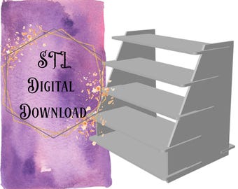 Könnte beinhalten: Ein graues 3D-gedrucktes Regal mit vier Regalbrettern. Die Regalbretter sind leicht nach vorne geneigt. Das Bild enthält den Text "STL DIGITAL DOWNLOAD".