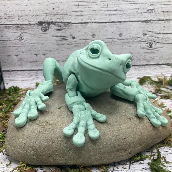 3d printed articulated Tree Frog, White's Tree Frog - Magnets - MatMireMakes