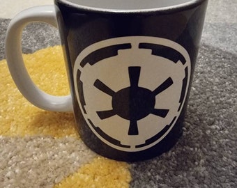 Imperial COG Mug, COG blanco con fondo negro. Capacidad de 11oz con caja de regalo blanca