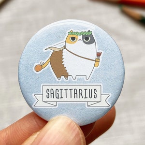 Insignia de pin de gato Sagitario. Botón de 1,25 pulgadas. Lindo botón pinback del zodíaco. Regalo de persona gato hecho a mano. Accesorio de horóscopo de regalo para mamá gata.