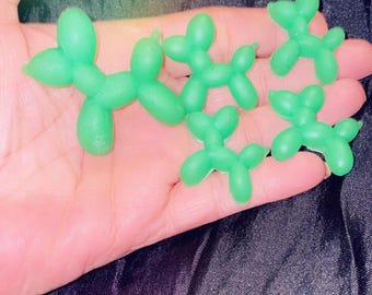 Pin de solapa con forma de perro con globo #LaciRaeArt Set verde lima. Brilla en la oscuridad.