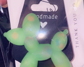 Pin de solapa grande con forma de perro globo #LaciRaeArt que brilla en la oscuridad, color verde lima