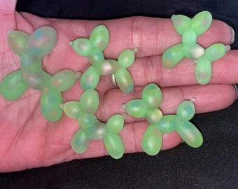 Pin de solapa con forma de perro con globo #LaciRaeArt Set verde lima. Brilla en la oscuridad.