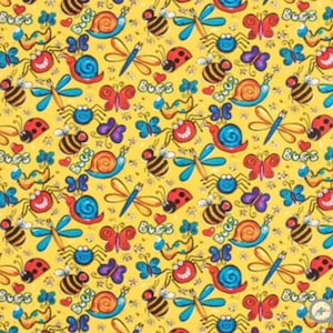 Puede incluir: Una tela amarilla con un patrón repetido de insectos de dibujos animados. El diseño incluye insectos sonrientes de cara roja, abejas, mariposas, libélulas, caracoles y mariquitas. La palabra "Bugs" está escrita en una fuente caprichosa.