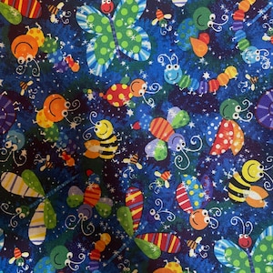 Op de afbeelding: Een blauwe stof met een herhalend patroon van kleurrijke insecten, vlinders en sterren. De insecten zijn in verschillende kleuren, waaronder rood, geel, groen en blauw. De vlinders zijn groen en geel met zwarte stippen. De sterren zijn wit en verspreid over de stof.