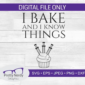 Könnte beinhalten: Digitaler Dateidownload für ein Schwarzweiß-SVG-Design eines Cupcakes mit drei Schwertern, die aus der Oberseite herausragen. Der Text "Ich backe und ich weiß Dinge" befindet sich über dem Cupcake.