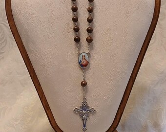 Rosario para automóvil: Sagrado Corazón de María/Jesús, cuentas de madera natural, crucifijo detallado.