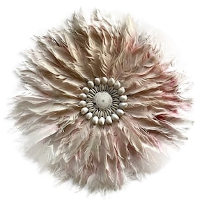 Puede incluir: Una corona de plumas blancas y rosadas con un centro de conchas blancas.