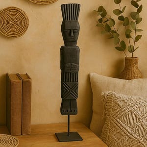 Estátua tribal de madeira preta – Escultura de arte Boho esculpida à mão em suporte de Bali