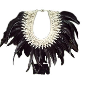 Collier de Papouasie avec des plumes de coq noir et 2 couches de coquilles blanches, Décor de maison, fait main