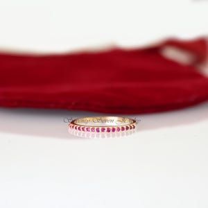 9k Gold Ruby Wedding Band, Ruby Half Eternity Band, Minimalistische Ruby Ring Band, Elegante Eternity Band Ring, Pave Wedding Band Ring