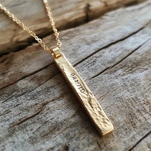 14K vergulde staafhanger, verticale staafhanger, gegraveerde staafhanger, sierlijke trendy staafhanger, gepersonaliseerde staafhanger