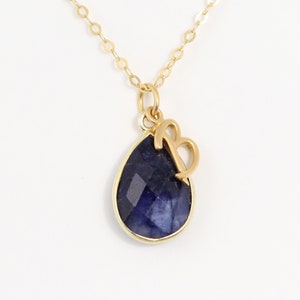 Collar de zafiro de oro, joyería inicial de piedra natal de septiembre, collar de piedras preciosas en bruto natural, regalo personalizado para mamá amuleto de carta personalizada