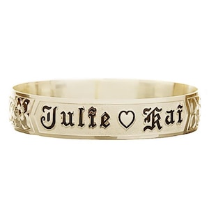 Personalisierte 14K Gelbgold Hawaiian Heirloom Armreif Raise Letters Schwarze Emaille Glatte Kante mit Herzform 8 mm-18 mm (geringes Gewicht)