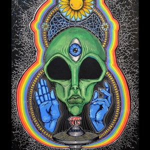 Może przedstawiać: Psychedeliczny obraz przedstawiający zielonego kosmitę z trzecim okiem, otoczonego tęczą i słonecznikiem. Kosmita ma niebieskie ręce i trzyma grzyba. Pod kosmitą znajduje się latający spodek, z którego wychodzi tęczowy promień światła.