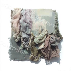 Peut inclure: Œuvre d'art textile abstraite avec des couches de tissu dans des tons doux de rose, lavande, vert et marron. L'œuvre a un aspect texturé avec des bords effilochés, créant une esthétique tactile et artistique. L'œuvre est montée sur une base carrée.