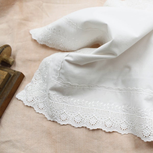 Taie d’oreiller pour lit de bébé, taie en coton vintage, taie d'oreiller en coton blanc, oreiller avec un contour en dentelle anglaise,